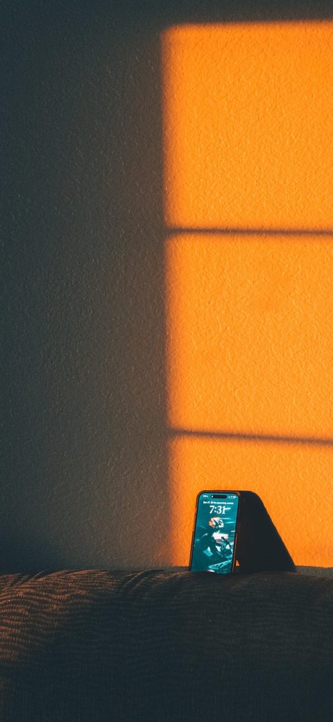 完美对战平台 App 延迟检测页面截图，屏幕上以折线图呈现最近十分钟的网络抖动曲线，下方列出五条候选线路的往返时延与丢包率数值